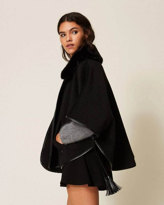 Poncho in panno con collo in faux fur