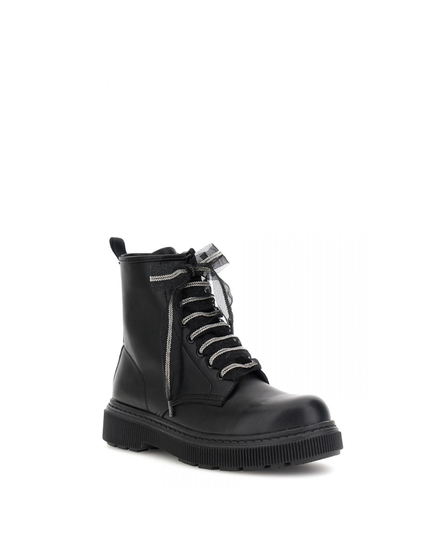 Anfibio con otto occhielli effetto pelle con laccio in tulle nero