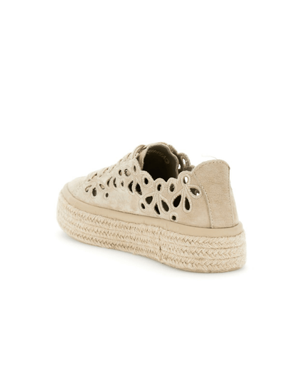 Sneakers allacciate in pelle con intagli laserati - Piedi Folli