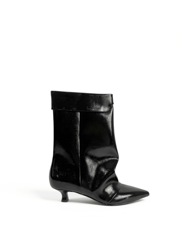 Stivaletto con punta sfilata e tacco kitten heel - Piedi Folli