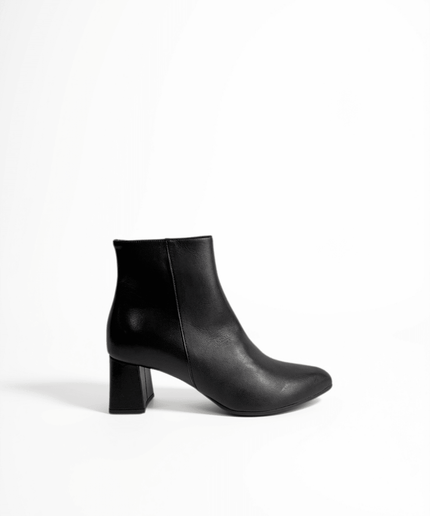 Stivaletto nero con tacco largo - Piedi Folli