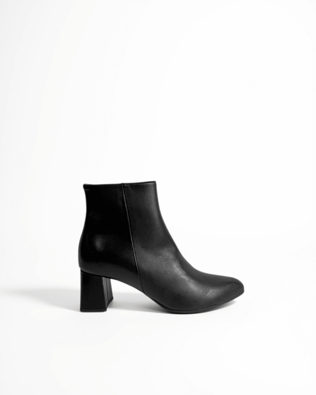 Stivaletto nero con tacco largo - Piedi Folli