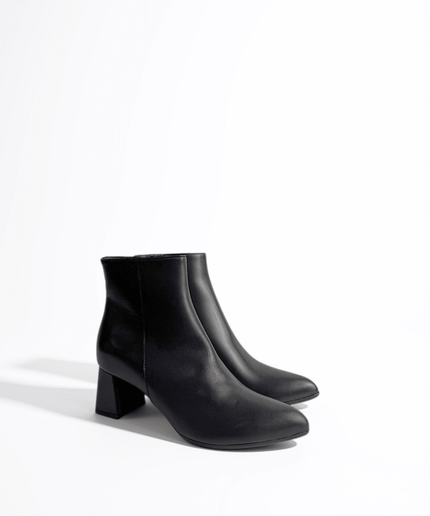 Stivaletto nero con tacco largo - Piedi Folli