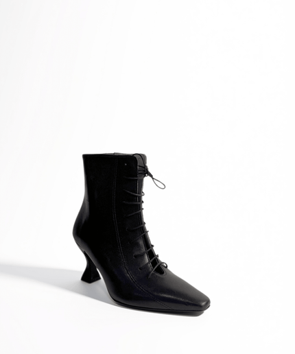 Stivaletto stringato con tacco sagomato - Piedi Folli