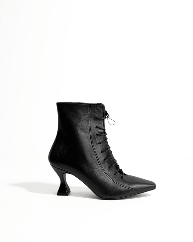 Stivaletto stringato con tacco sagomato - Piedi Folli